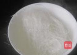 咸肉鲜虾白菜煲的做法图解2
