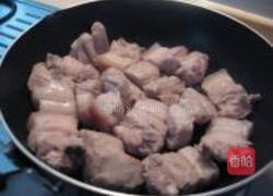 红烧肉焖豆角干的做法图解1