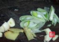 红烧鳕鱼炖木耳的做法图解5