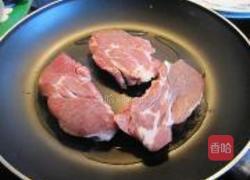 蒜蓉煎猪排的做法图解1