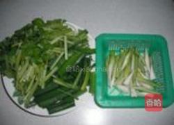 猪肉皮炒芹菜青蒜的做法图解4