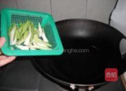 猪肉皮炒芹菜青蒜的做法图解5