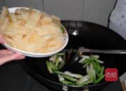 猪肉皮炒芹菜青蒜的做法图解6