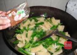 猪肉皮炒芹菜青蒜的做法图解8