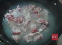 鹌鹑蛋烧排骨的做法图解1