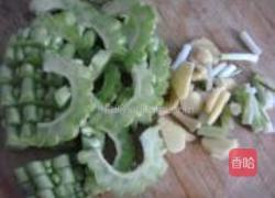 毛豆苦瓜排骨汤的做法图解3