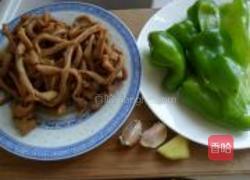 青椒炒鸭肠的做法图解1