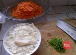 胡萝卜炒豆腐皮的做法图解1