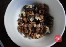 青豆炒核桃的做法图解2