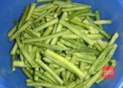 咸菜豆角炒肉丝的做法图解1