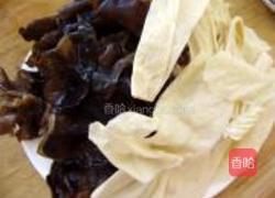 木耳烧白菜的做法图解2