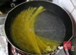 茄汁鲜虾青豆意面的做法图解2