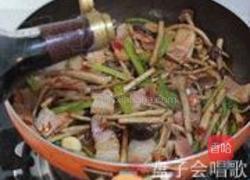 茶树菇炒咸肉的做法图解12