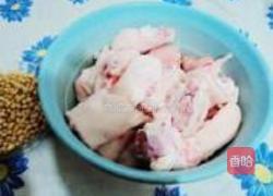 黄豆炖猪脚的做法图解1