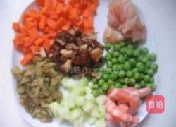 虾球鸡粒炒饭的做法图解2