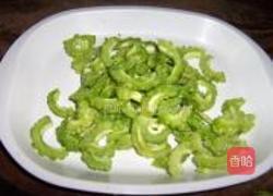 肉片炒苦瓜的做法图解3