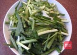 韭菜炒鸡胸脯肉的做法图解2