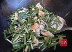 韭菜炒鸡胸脯肉的做法图解4