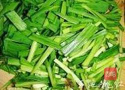 海螺炒韭菜的做法图解3