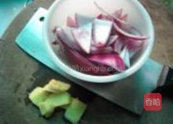 洋葱胡萝卜炒咸肉的做法图解2