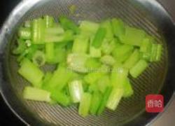 白果芹菜炒虾仁的做法图解3