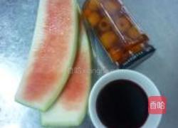 红酒山楂泡西瓜皮的做法图解1