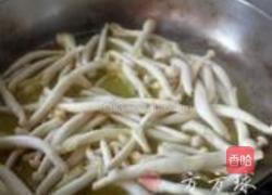 黄瓜炒海鲜菇的做法图解3