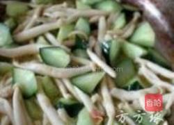 黄瓜炒海鲜菇的做法图解4