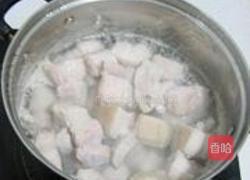 猪肉酸菜炖粉条的做法图解1