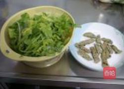香芹炒鲮鱼肉饼的做法图解1