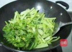 香芹炒鲮鱼肉饼的做法图解2