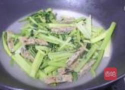 香芹炒鲮鱼肉饼的做法图解4