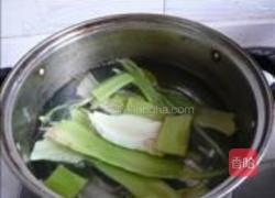 凉拌蒜须芥菜兜皮的做法图解2