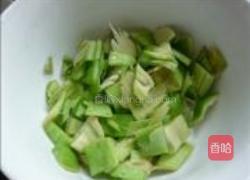 凉拌蒜须芥菜兜皮的做法图解3