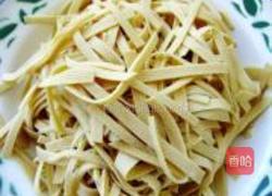 炒豆皮芹菜的做法图解2
