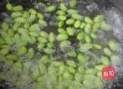毛豆拌萝卜干的做法图解1