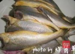 啤酒酱焖小黄鱼的做法图解1