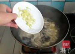菌菇豆腐汤的做法图解9