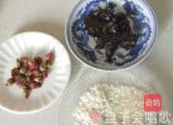 阿胶枣玫瑰花粥的做法图解1