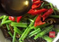 茼蒿拌黄金海茸条的做法图解11