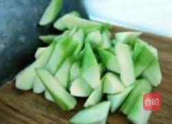 丝瓜炒毛豆籽的做法图解3
