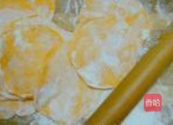 三色鸡腿菇猪肉饺的做法图解9