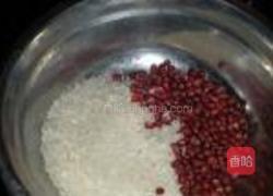 红豆小米粥的做法图解1