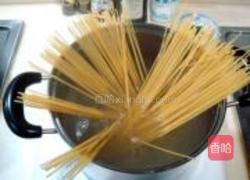 松茸培根炒意面的做法图解5