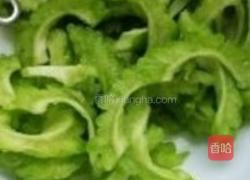 豉鲮鱼拌苦瓜的做法图解1
