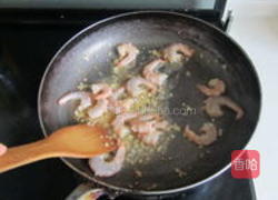 虾仁青豆莲子米的做法图解9