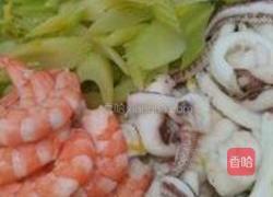 芹香鱿虾的做法图解3