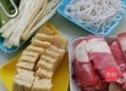 金针菇冻豆腐肥牛锅的做法图解1