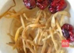 黄花菜炖鸽心的做法图解2