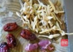 黄花菜炖鸽心的做法图解3